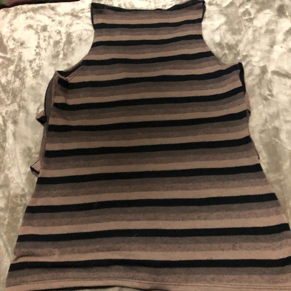 Size L Warehouse One Ruffled sleeveless top. - Picture 6 of 8